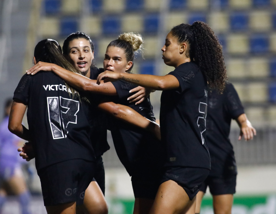Vic, Tamires, Duda Sampaio e Yasmim comemoram gol do Corinthians