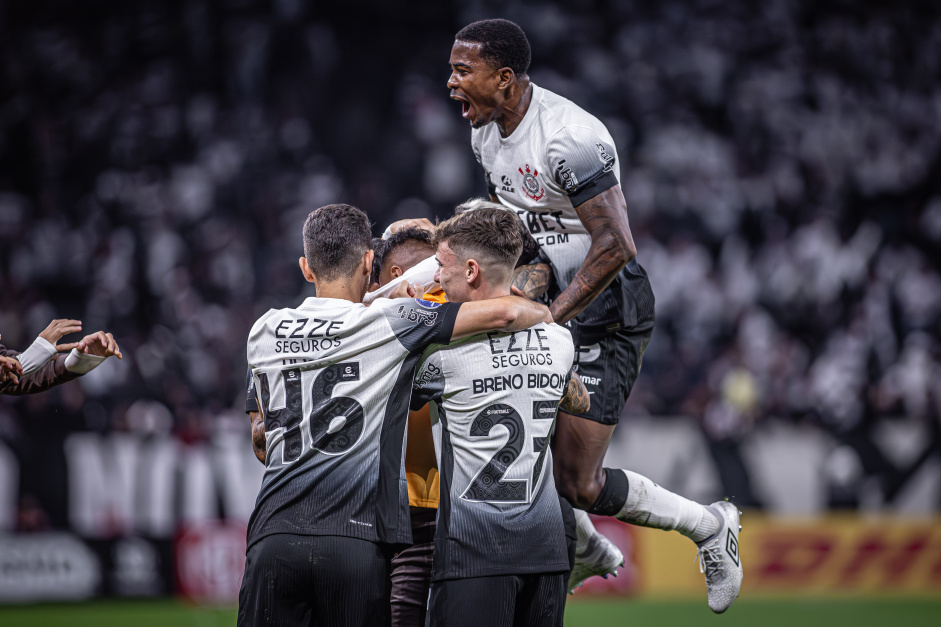 Cac, Hugo e Bidon comemoram gol do Corinthians