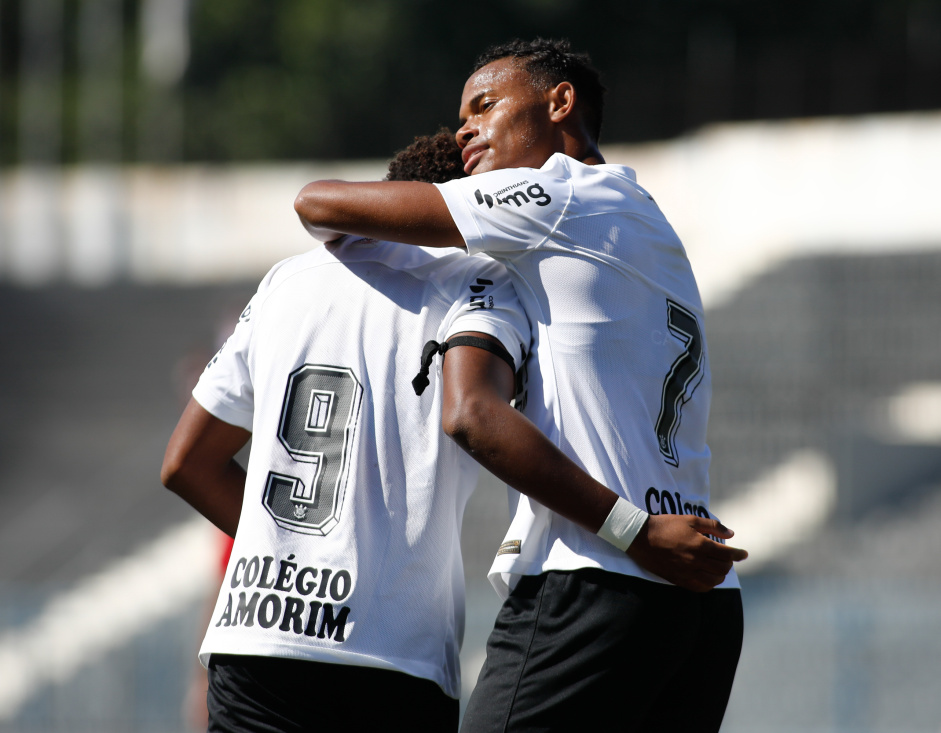 Rodrigo e Nicolas Arajo se abraam aps gol no Paulista Sub-17