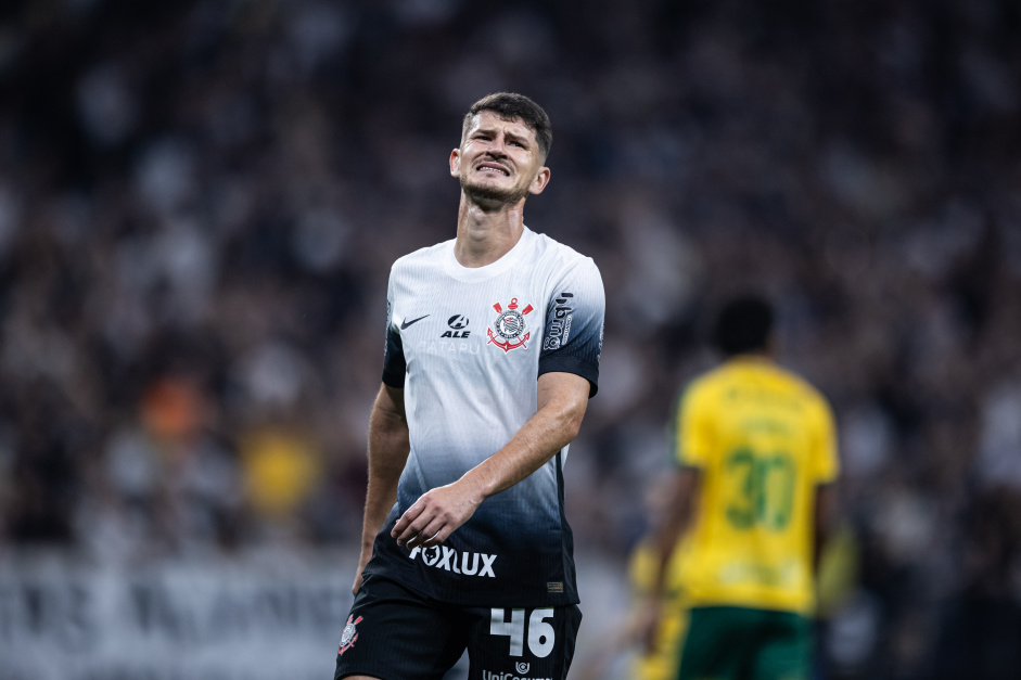 Hugo lamentando chance perdida durante jogo do Corinthians contra o Cuiab
